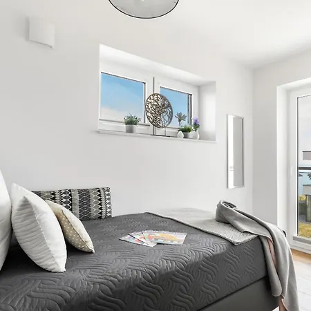 Brise- Direkt Am Wasser, Hafenblick, Fahrstuhl, Sauna, Ueberdachter Balkon Apartment